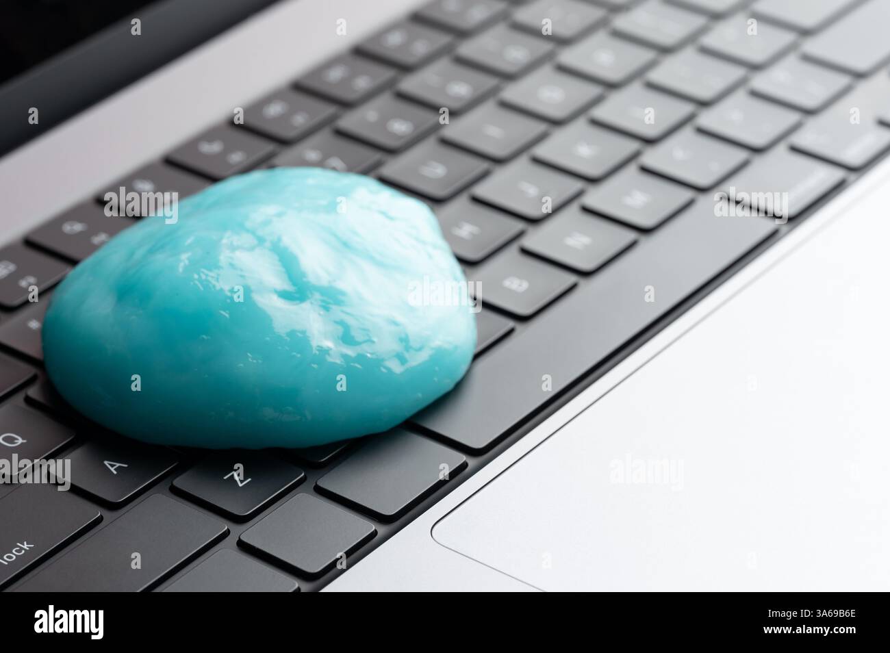 Gel blu sulla tastiera nera per raccogliere la polvere Foto Stock