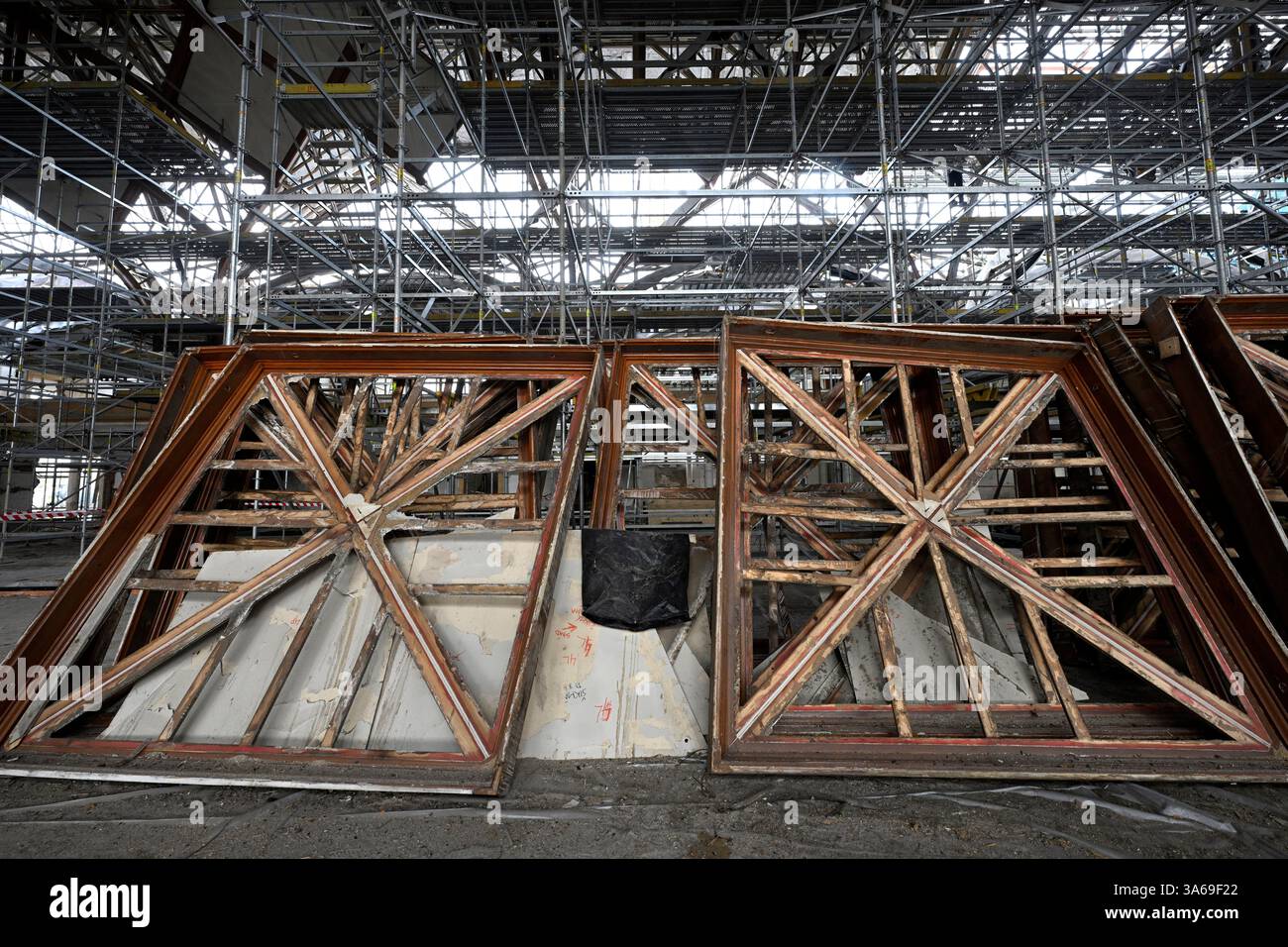 Praga, Repubblica Ceca. 25 marzo 2025. Tour della ricostruzione del Palazzo industriale presso la zona espositiva di Praga, 25 marzo 2025. Il Palazzo industriale bruciò nel 2008. Il costo della ricostruzione è di circa 2,64 miliardi di CZK, da completare nel 2024. I lavori saranno svolti dalla società consortile per il Palazzo industriale guidato da Metrostav. Le difficoltà a lungo termine hanno accompagnato gli sforzi di completamento. Crediti: Katerina Sulova/CTK Photo/Alamy Live News Foto Stock