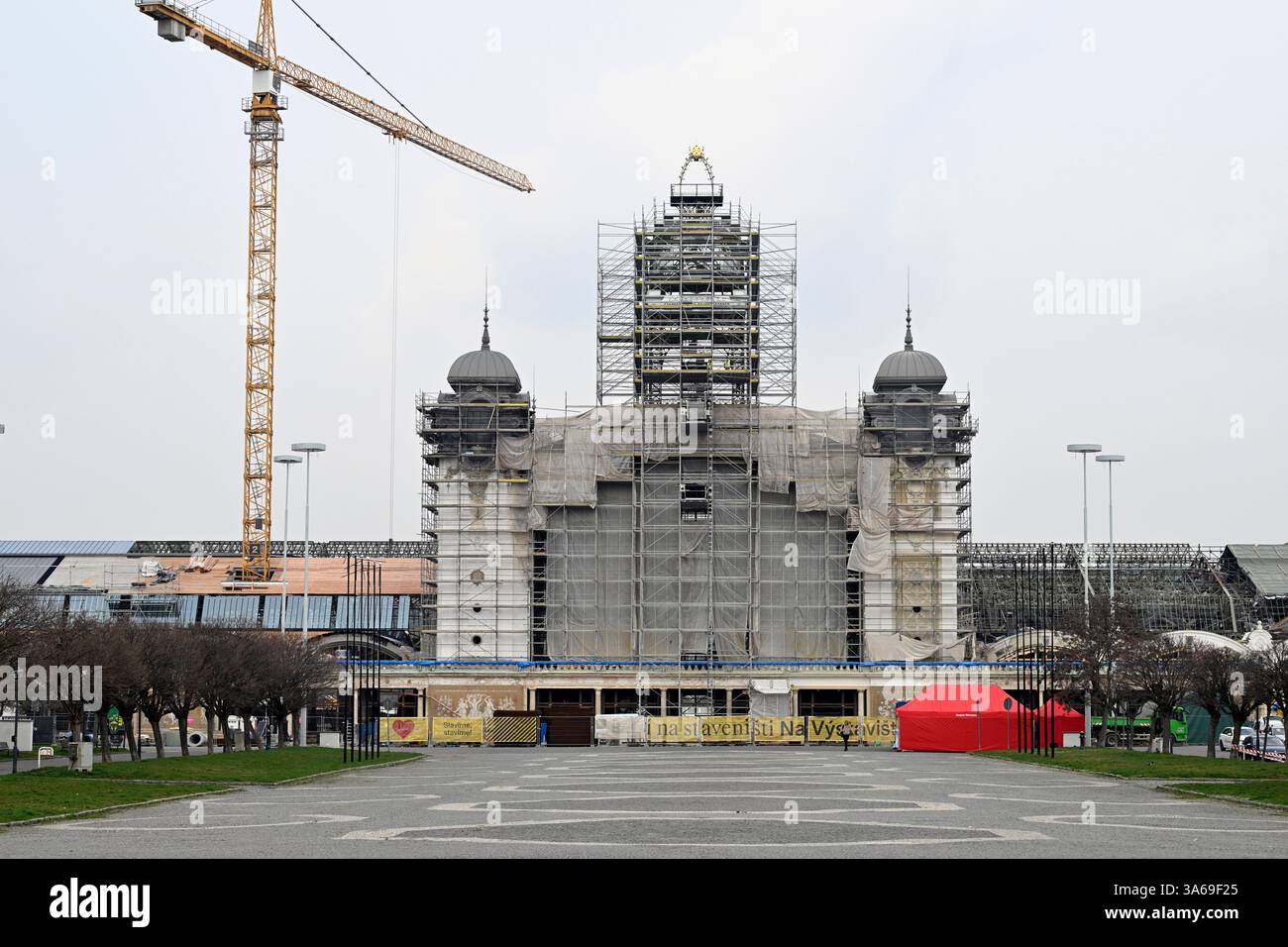 Praga, Repubblica Ceca. 25 marzo 2025. Tour della ricostruzione del Palazzo industriale presso la zona espositiva di Praga, 25 marzo 2025. Il Palazzo industriale bruciò nel 2008. Il costo della ricostruzione è di circa 2,64 miliardi di CZK, da completare nel 2024. I lavori saranno svolti dalla società consortile per il Palazzo industriale guidato da Metrostav. Le difficoltà a lungo termine hanno accompagnato gli sforzi di completamento. Crediti: Katerina Sulova/CTK Photo/Alamy Live News Foto Stock