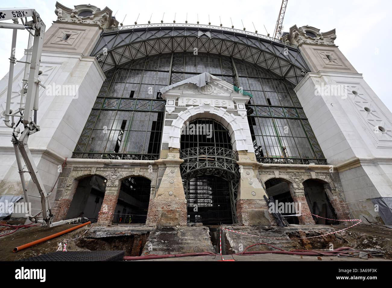 Praga, Repubblica Ceca. 25 marzo 2025. Tour della ricostruzione del Palazzo industriale presso la zona espositiva di Praga, 25 marzo 2025. Il Palazzo industriale bruciò nel 2008. Il costo della ricostruzione è di circa 2,64 miliardi di CZK, da completare nel 2024. I lavori saranno svolti dalla società consortile per il Palazzo industriale guidato da Metrostav. Le difficoltà a lungo termine hanno accompagnato gli sforzi di completamento. Crediti: Katerina Sulova/CTK Photo/Alamy Live News Foto Stock