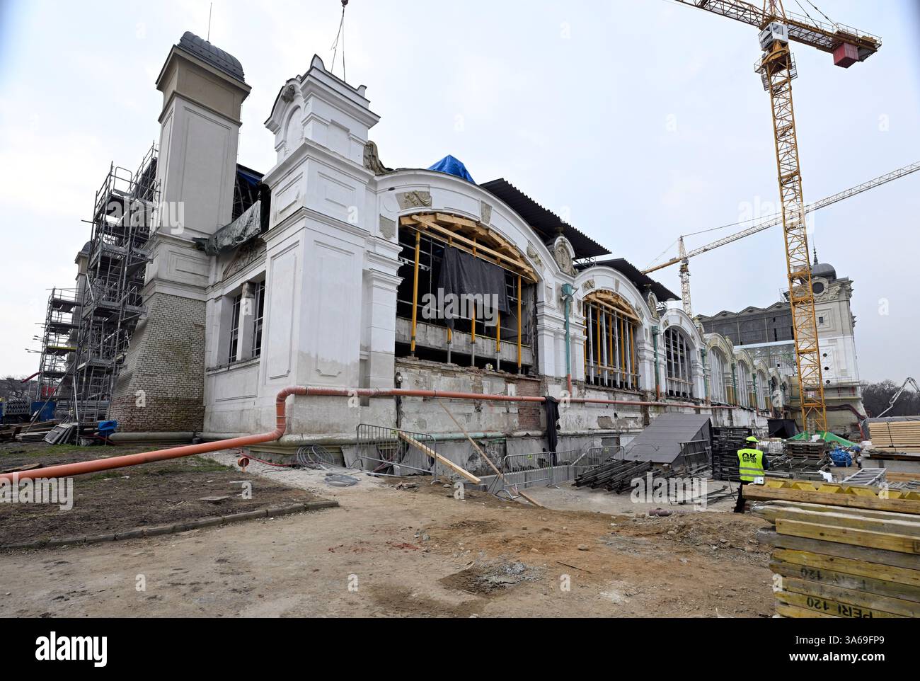 Praga, Repubblica Ceca. 25 marzo 2025. Tour della ricostruzione del Palazzo industriale presso la zona espositiva di Praga, 25 marzo 2025. Il Palazzo industriale bruciò nel 2008. Il costo della ricostruzione è di circa 2,64 miliardi di CZK, da completare nel 2024. I lavori saranno svolti dalla società consortile per il Palazzo industriale guidato da Metrostav. Le difficoltà a lungo termine hanno accompagnato gli sforzi di completamento. Crediti: Katerina Sulova/CTK Photo/Alamy Live News Foto Stock