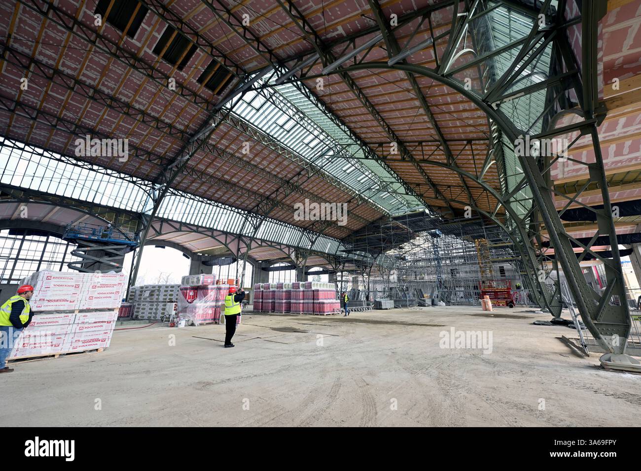 Praga, Repubblica Ceca. 25 marzo 2025. Tour della ricostruzione del Palazzo industriale presso la zona espositiva di Praga, 25 marzo 2025. Il Palazzo industriale bruciò nel 2008. Il costo della ricostruzione è di circa 2,64 miliardi di CZK, da completare nel 2024. I lavori saranno svolti dalla società consortile per il Palazzo industriale guidato da Metrostav. Le difficoltà a lungo termine hanno accompagnato gli sforzi di completamento. Crediti: Katerina Sulova/CTK Photo/Alamy Live News Foto Stock