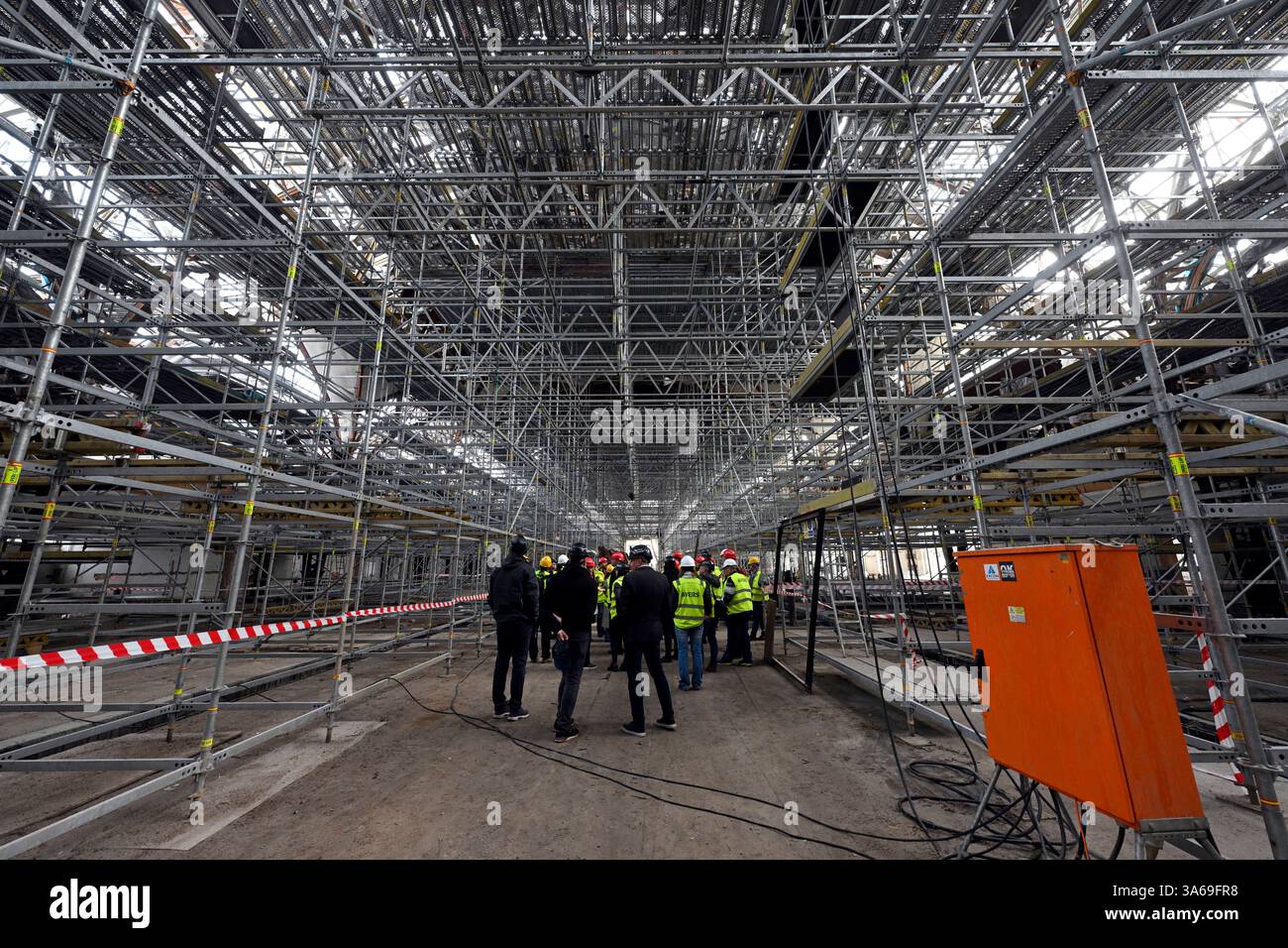 Praga, Repubblica Ceca. 25 marzo 2025. Tour della ricostruzione del Palazzo industriale presso la zona espositiva di Praga, 25 marzo 2025. Il Palazzo industriale bruciò nel 2008. Il costo della ricostruzione è di circa 2,64 miliardi di CZK, da completare nel 2024. I lavori saranno svolti dalla società consortile per il Palazzo industriale guidato da Metrostav. Le difficoltà a lungo termine hanno accompagnato gli sforzi di completamento. Crediti: Katerina Sulova/CTK Photo/Alamy Live News Foto Stock