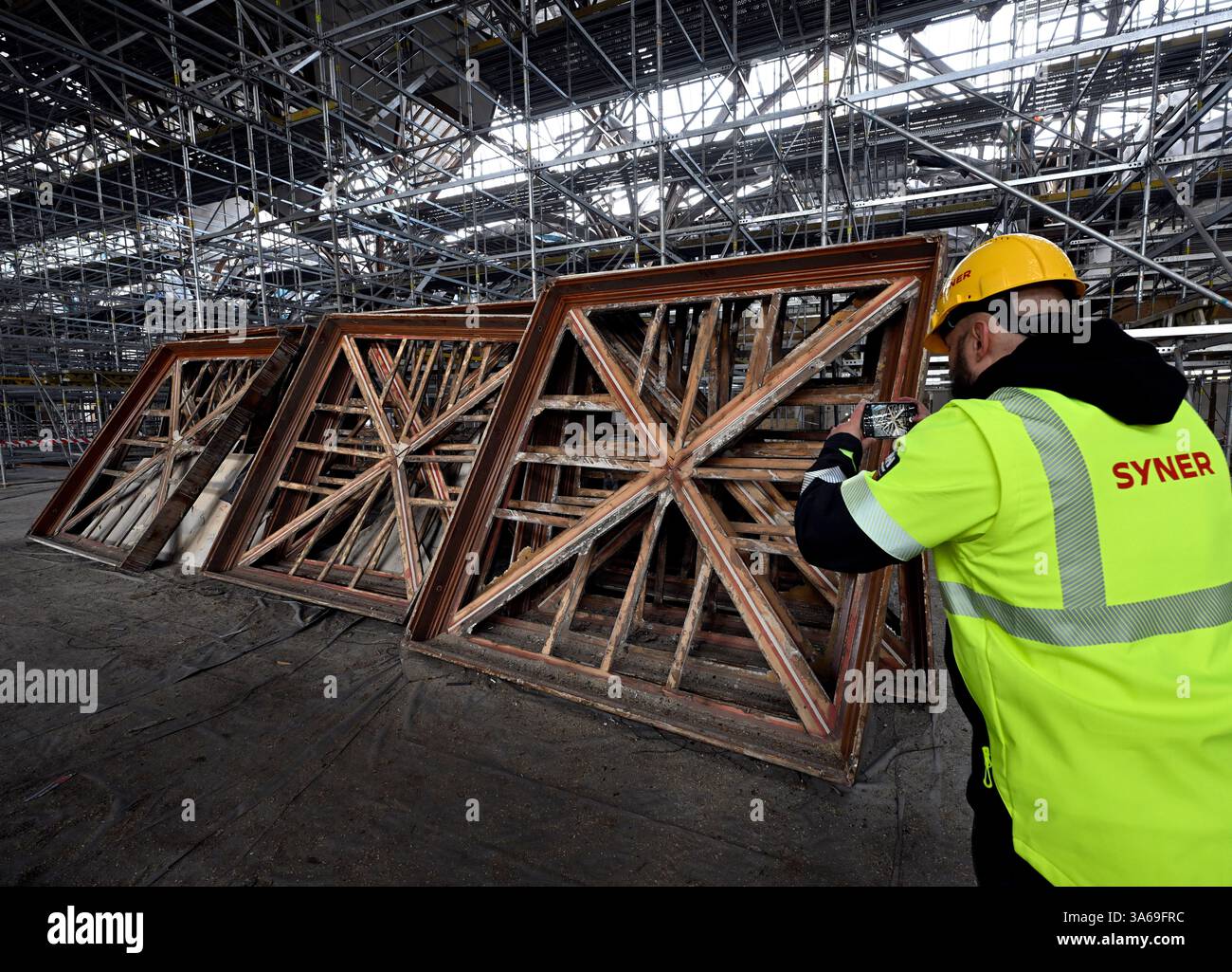 Praga, Repubblica Ceca. 25 marzo 2025. Tour della ricostruzione del Palazzo industriale presso la zona espositiva di Praga, 25 marzo 2025. Il Palazzo industriale bruciò nel 2008. Il costo della ricostruzione è di circa 2,64 miliardi di CZK, da completare nel 2024. I lavori saranno svolti dalla società consortile per il Palazzo industriale guidato da Metrostav. Le difficoltà a lungo termine hanno accompagnato gli sforzi di completamento. Crediti: Katerina Sulova/CTK Photo/Alamy Live News Foto Stock