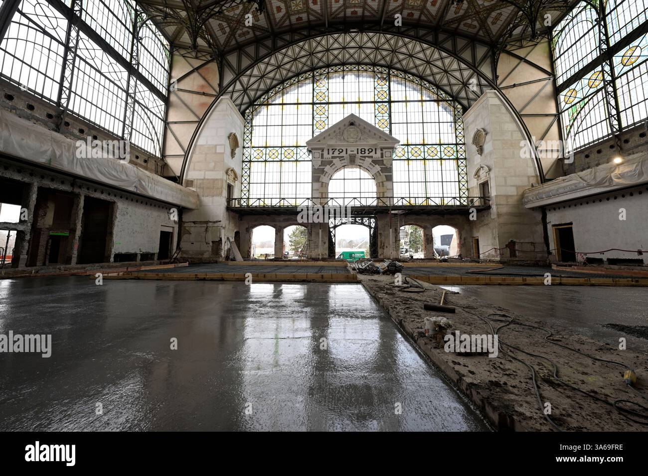 Praga, Repubblica Ceca. 25 marzo 2025. Tour della ricostruzione del Palazzo industriale presso la zona espositiva di Praga, 25 marzo 2025. Il Palazzo industriale bruciò nel 2008. Il costo della ricostruzione è di circa 2,64 miliardi di CZK, da completare nel 2024. I lavori saranno svolti dalla società consortile per il Palazzo industriale guidato da Metrostav. Le difficoltà a lungo termine hanno accompagnato gli sforzi di completamento. Crediti: Katerina Sulova/CTK Photo/Alamy Live News Foto Stock