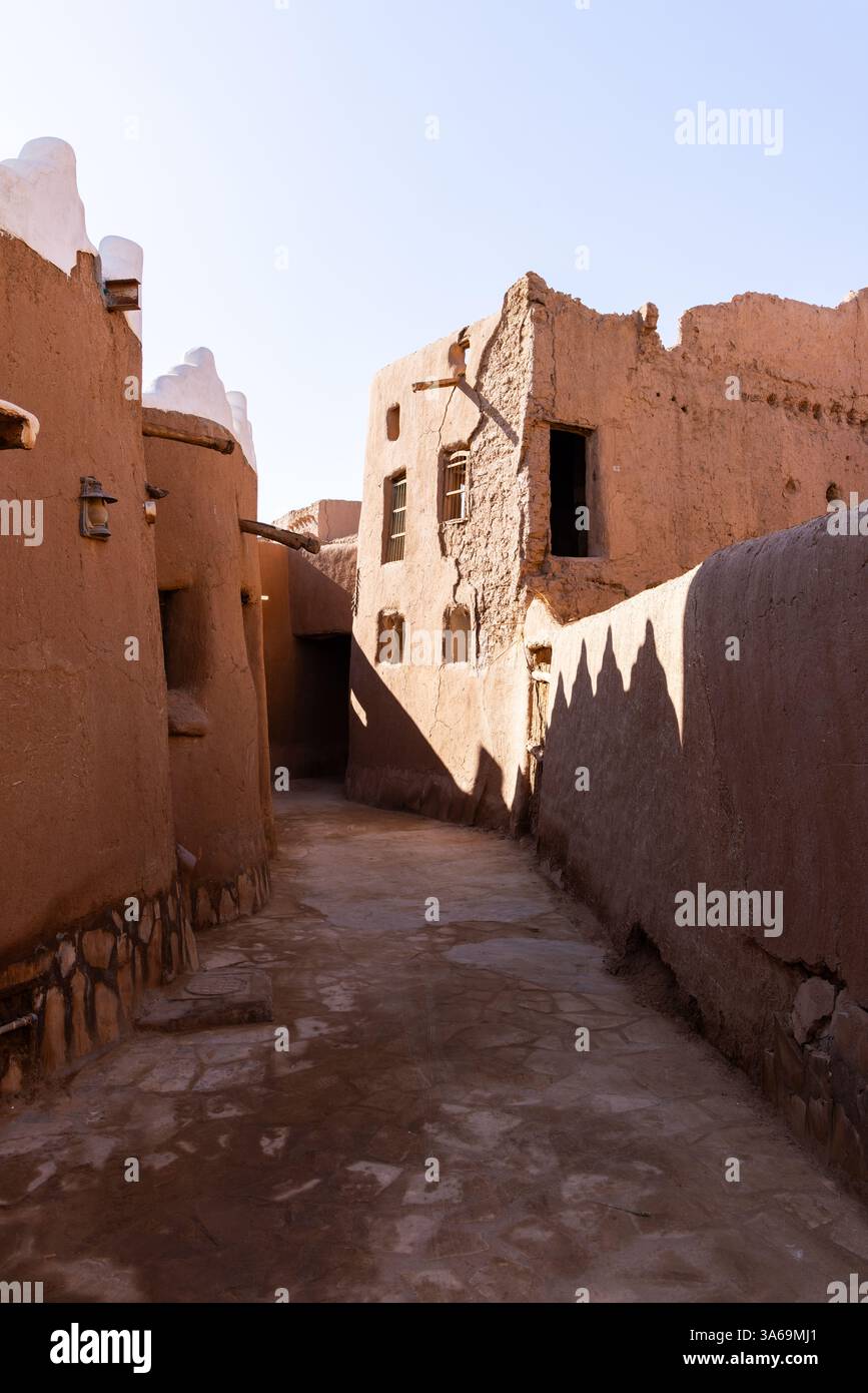 Ushaiger, Ar Riyadh in Arabia Saudita. Un villaggio tradizionale restaurato fatto di mattoni di argilla. Ushaiger è uno dei villaggi del patrimonio nel Regno di SA Foto Stock