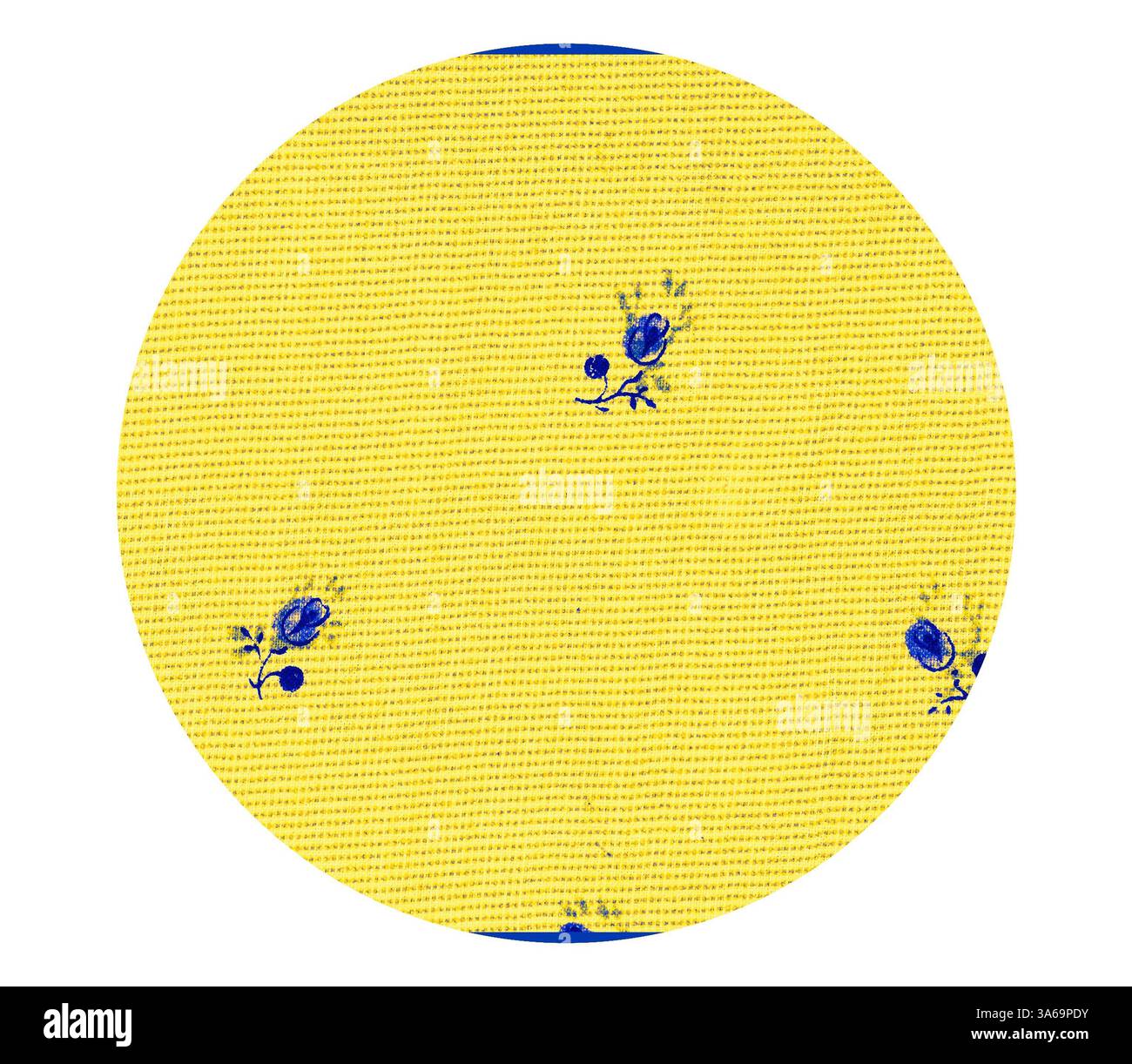 Un vivace tessuto giallo adornato da delicati motivi floreali blu che creano un motivo allegro e vivace. Arte classica con un tocco moderno reinventata da Artotop, tessuti francesi trasformati, prima metà del diciannovesimo secolo Foto Stock