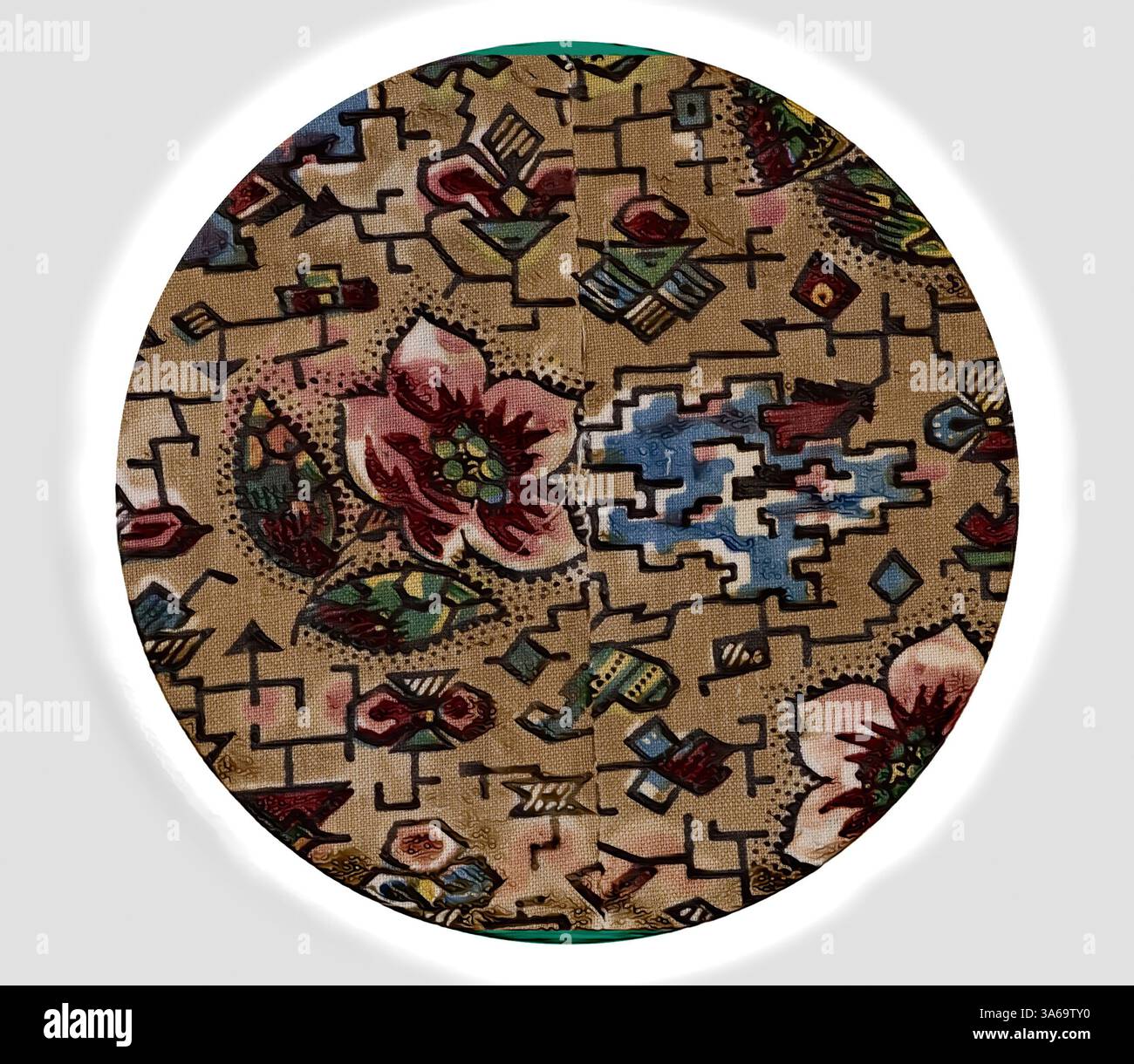 Un tessuto intricato presenta una fusione di vivaci motivi floreali e forme geometriche, che fondono elementi naturali con disegni astratti in una disposizione armoniosa. Arte classica con un tocco moderno reinventata da Artotop, tessuti francesi trasformati, prima metà del diciannovesimo secolo Foto Stock