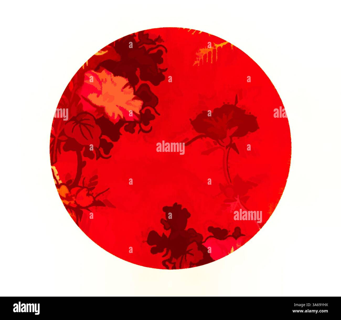 Un vivace cerchio rosso adornato da intricati motivi floreali in sfumature di arancione e rosso profondo, che creano un pezzo centrale audace e decorativo. Arte classica con un tocco moderno reinventata da Artotop, tessuti francesi trasformati, prima metà del diciannovesimo secolo Foto Stock