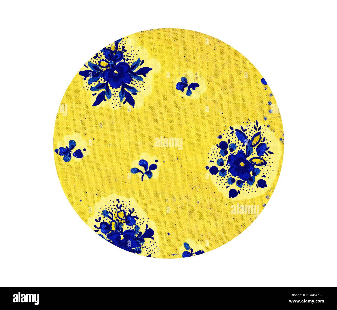 Un vivace tessuto giallo adornato da intricati motivi floreali blu che creano un design allegro e vivace. Arte classica con un tocco moderno reinventata da Artotop, tessuti francesi trasformati, prima metà del diciannovesimo secolo Foto Stock