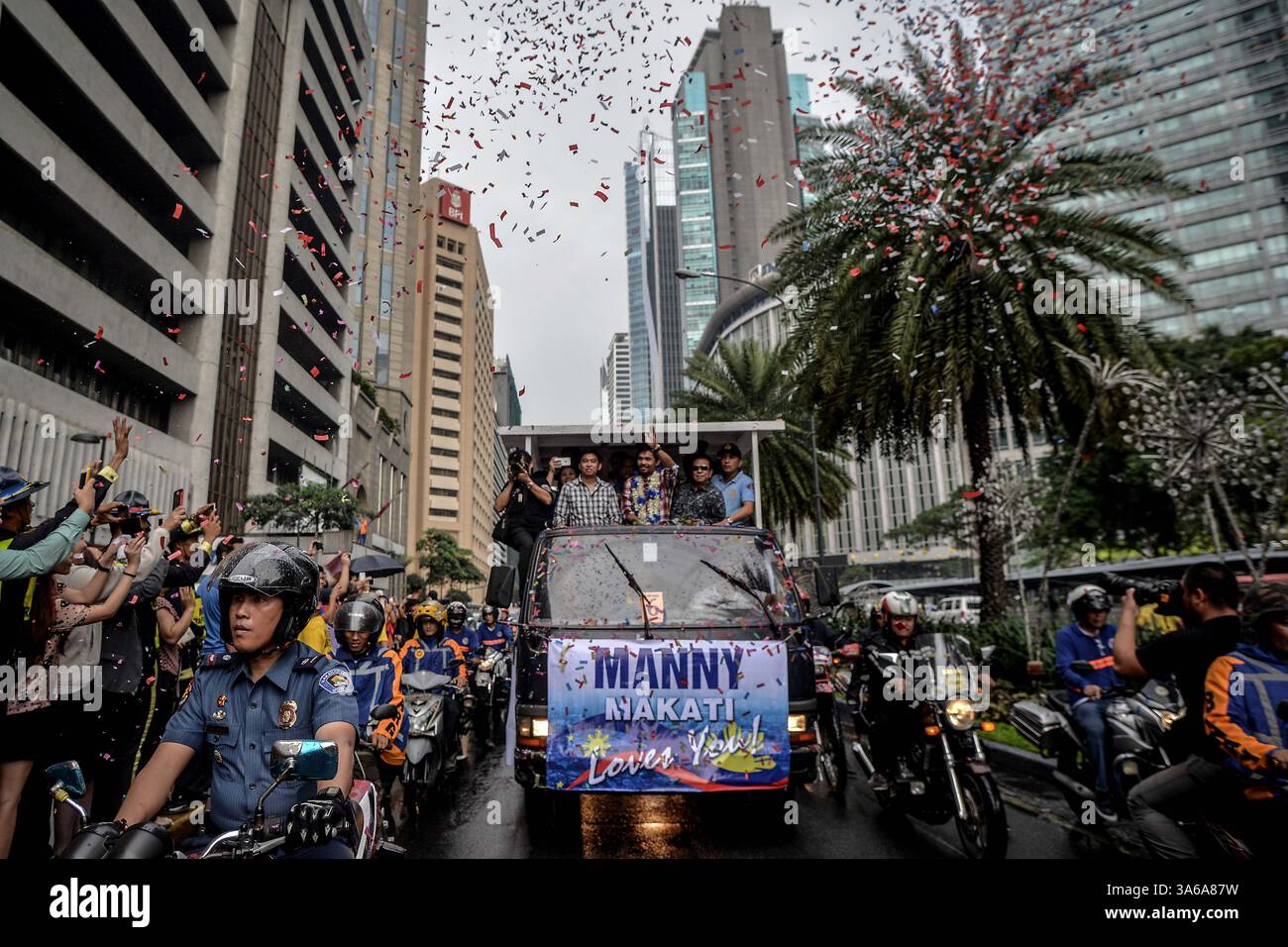 27 novembre 2014 - Makati, Filippine - l'icona della boxe filippina MANNY PACQUIAO onda i tifosi durante una sfilata di vittorie per celebrare la sua vittoria su Chris Algieri, nella città di Makati, Metro Manila, Filippine, 27 novembre, 2014. l'icona di pugilato Manny Pacquiao è tornato a festeggiare allegramente nelle Filippine dopo la sua vittoria sul pugile americano Chris Algieri nel loro WBO welterweight Boxing match a Macao. (Immagine di credito: © Ezra Acayan/ZUMA Wire) Foto Stock