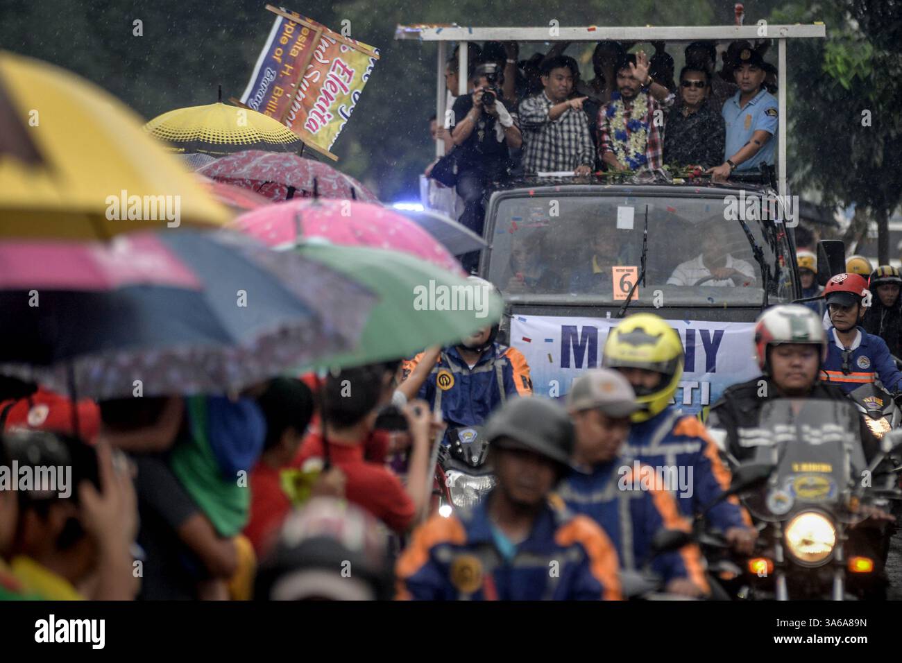 27 novembre 2014 - Makati, Filippine - l'icona della boxe filippina MANNY PACQUIAO onda i tifosi durante una sfilata di vittorie per celebrare la sua vittoria su Chris Algieri, nella città di Makati, Metro Manila, Filippine, 27 novembre, 2014. l'icona di pugilato Manny Pacquiao è tornato a festeggiare allegramente nelle Filippine dopo la sua vittoria sul pugile americano Chris Algieri nel loro WBO welterweight Boxing match a Macao. (Immagine di credito: © Ezra Acayan/ZUMA Wire) Foto Stock