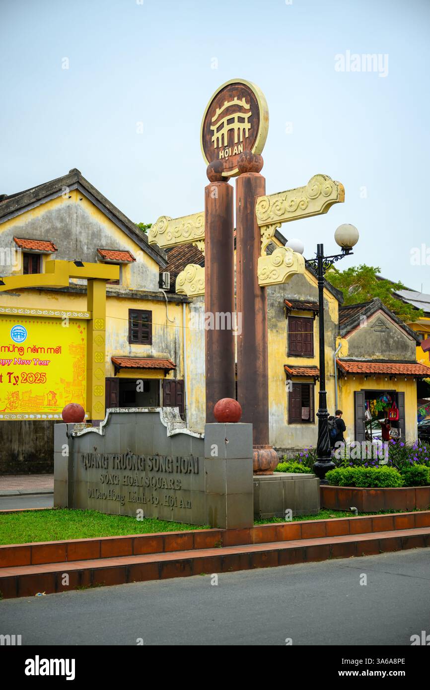 Il cartello Hoi An alla porta della città Vecchia, a Hoi An, Vietnam Foto Stock