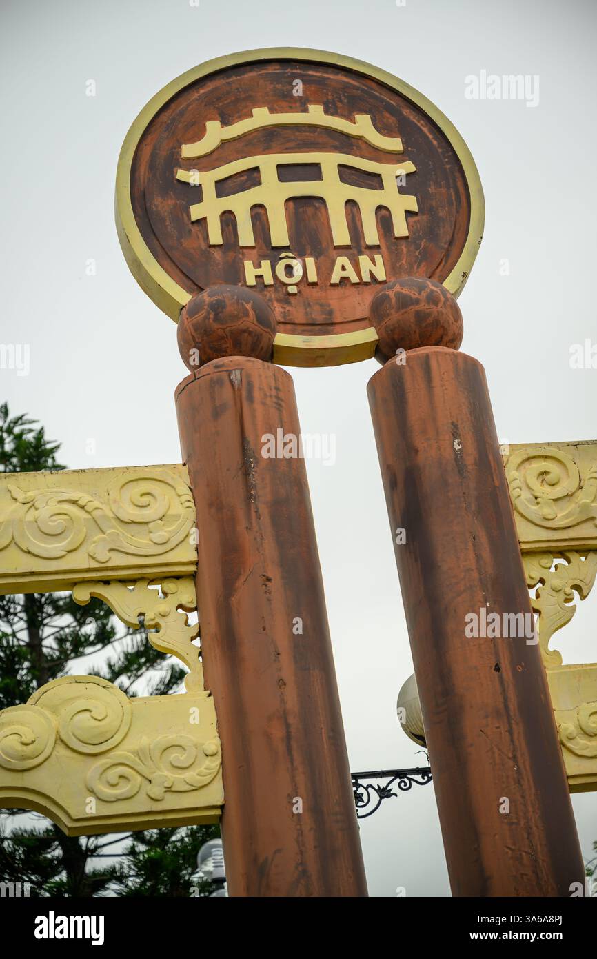 Il cartello Hoi An alla porta della città Vecchia, a Hoi An, Vietnam Foto Stock