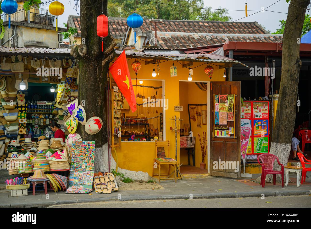 Souvenir vietnamiti in vendita nella città vecchia, Hoi An, Vietnam Foto Stock