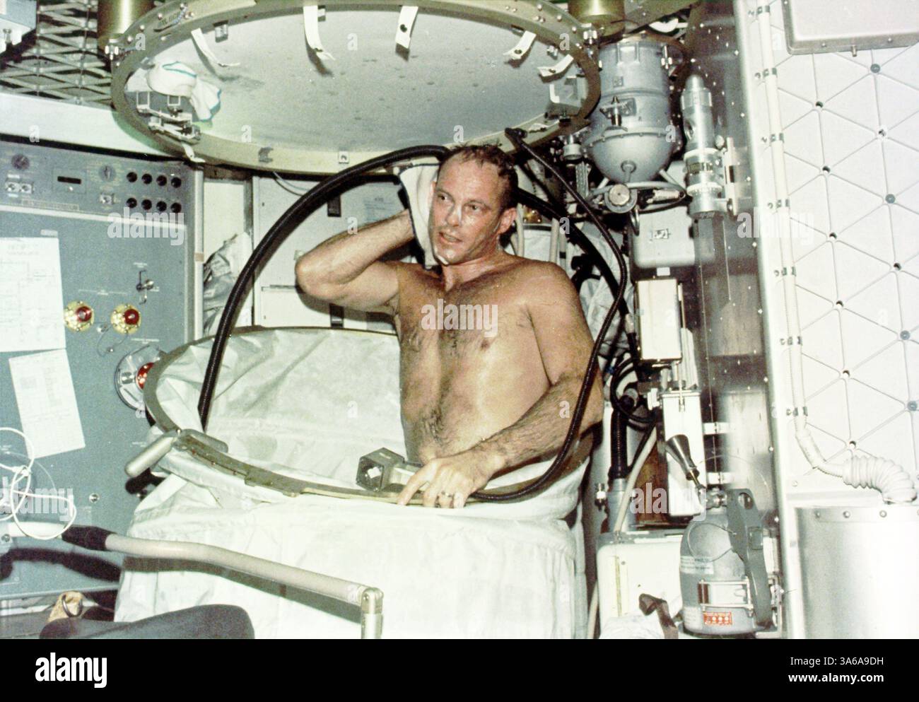 5 dicembre 2014 - doccia su Skylab. Una vista ravvicinata dell'astronauta Jack R. Lousma, pilota di Skylab 3 che fa un bagno caldo nei quartieri dell'equipaggio dell'Orbital Workshop (OWS) dell'ammasso di stazioni spaziali Skylab a Earth Orbit. Questa foto è stata scattata con una fotocamera Nikon portatile da 35 mm. Gli astronauti Lousma, Alan Bean e Owen K. Garriott rimasero all'interno della stazione spaziale Skylab in orbita per 59 giorni conducendo numerosi espiori medici, scientifici e tecnologici. La tenda della doccia viene tirata verso l'alto dal pavimento e attaccata al soffitto. L'acqua passa attraverso un push-bu Foto Stock