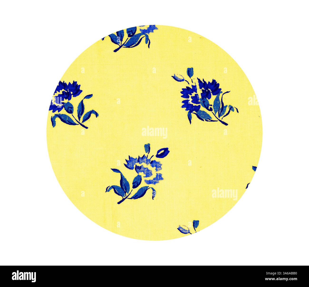 Un vivace tessuto giallo adornato da delicati motivi floreali blu che creano un design allegro ed elegante. Arte classica con un tocco moderno reinventata da Artotop, tessuti francesi trasformati, prima metà del diciannovesimo secolo Foto Stock