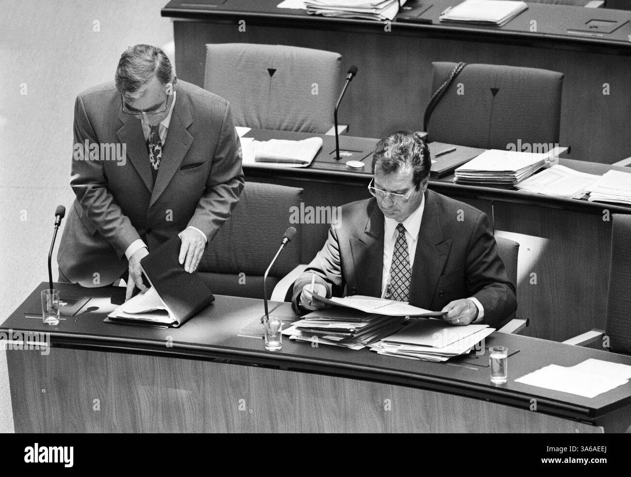 Deutschland, Bonn, 03.06.1995 Archiv.: 53-15-14 Bundestagssitzung zum Bosnieneinsatz foto: Bundesfinanzminister Theo Waigel und Bundesaußenminister Klaus Kinkel Bundestagssitzung *** Germania, Bonn, 03 06 1995 Archivio 53 15 14 sessione del Bundestag sulla missione della Bosnia foto il ministro federale delle finanze Theo Waigel e il ministro degli Esteri federale Klaus Kinkel Bundestag sessione Foto Stock