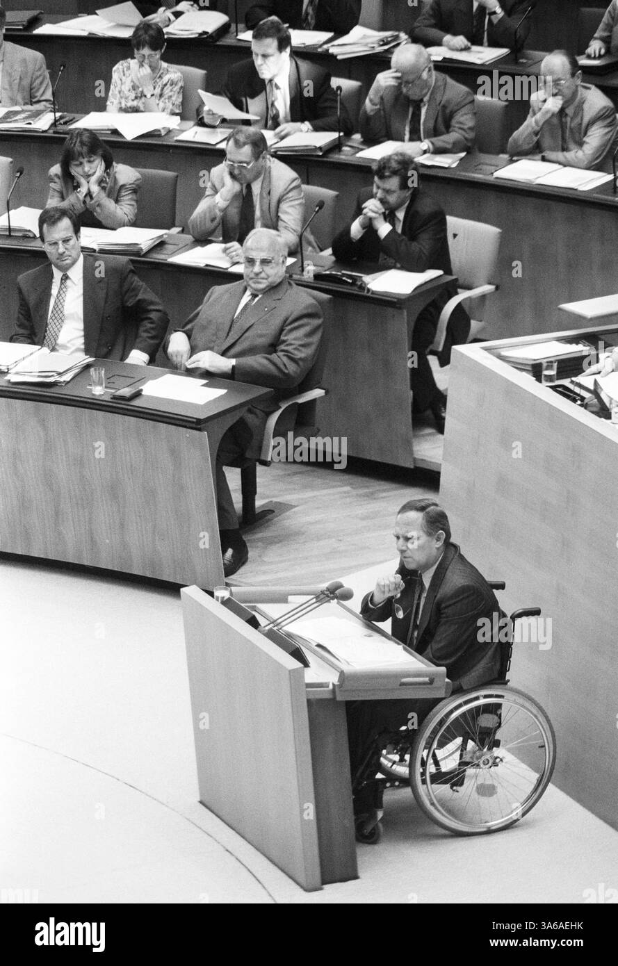 Deutschland, Bonn, 03.06.1995 Archiv.: 53-16-22 Bundestagssitzung zum Bosnieneinsatz foto: v.l.n.r.: Bundesaußenminister Klaus Kinkel, Bundeskanzler Helmut Kohl und Wolfgang Schaeuble, CDU-Fraktionsvorsitzender Bundestagssitzung 1995 53 Foto Stock