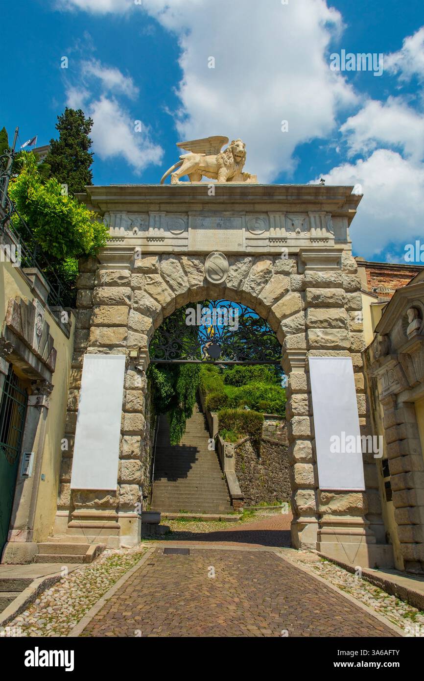 Arco Bollani in Piazza Liberta a Udine, Friuli-Venezia Giulia, Italia nord-orientale. Progettato da Palladio e costruito nel 1556, arco rinascimentale. Foto Stock
