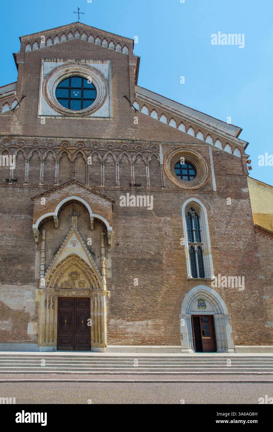 Piazza del Duomo, Udine, Friuli, N.W. Italia. Costruito nel 13esimo secolo in stile romanico-gotico e poi ampiamente modificato nel periodo barocco, XVII secolo Foto Stock
