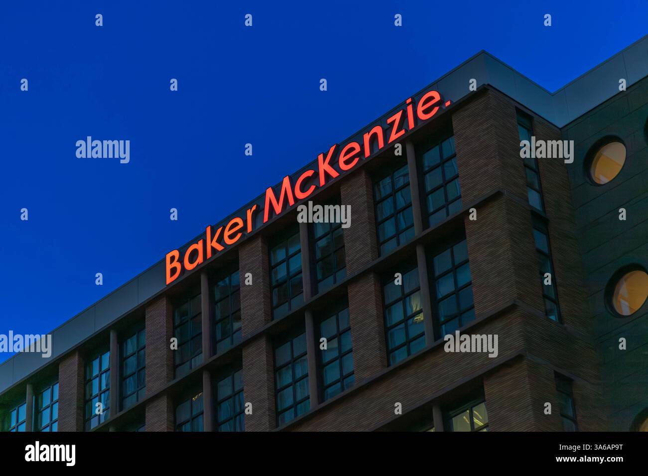 Cartello con il logo dell'edificio per uffici Baker McKenzie. Baker McKenzie è uno dei più grandi studi legali internazionali. Foto Stock