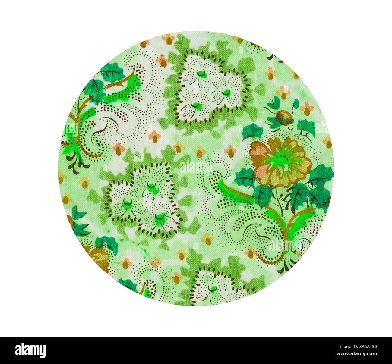 Una superficie circolare adornata da un motivo giocoso caratterizzato da leoni stilizzati e motivi floreali, il tutto in verdi vivaci e toni terrosi, creando un'atmosfera stravagante e vivace. Arte classica con un tocco moderno reinventata da Artotop, tessuti francesi trasformati, prima metà del diciannovesimo secolo Foto Stock