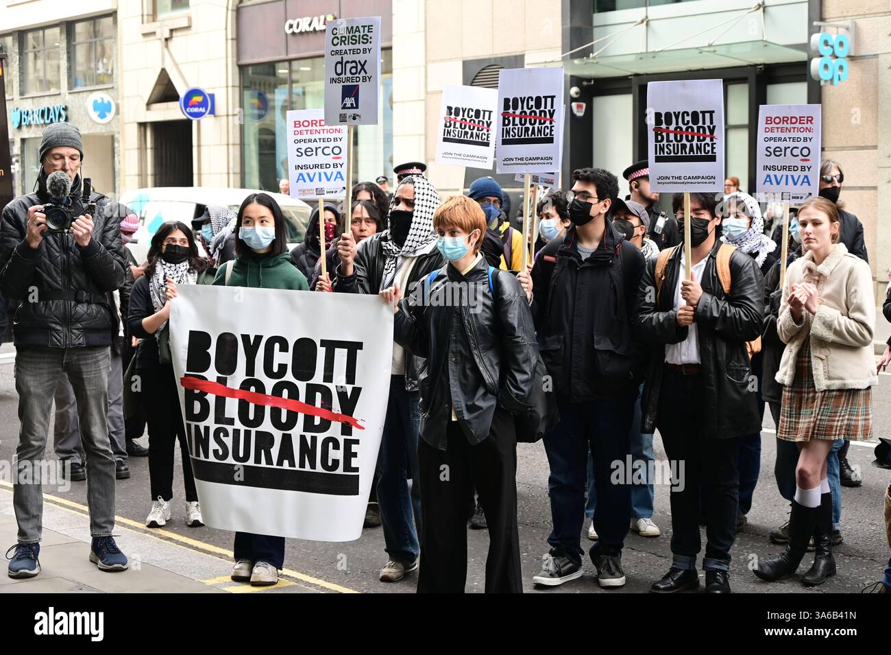 LONDRA, INGHILTERRA: 25 marzo 2025: I giovani di diverse etnie, nazionalità e razze si sono svegliati per protestare contro l'egemonia occidentale e sostenere i crimini di guerra di Israele. È in corso una nuova campagna contro le compagnie assicurative Allianz, AXA, Aviva, AIG, RSA, Zurigo RSA e Boeing, Lockheed Martin, Elbit Systems e BAE Systems per il loro coinvolgimento nel genocidio di Gaza. Boicottaggio Bloody Insurance sostiene che il coinvolgimento della compagnia assicurativa nella protesta contro le compagnie assicurative di Aldgate Square, Londra, Regno Unito, è complice del genocidio di Gaza. (Foto di 李世惠/vedere li/Picture Capit Foto Stock
