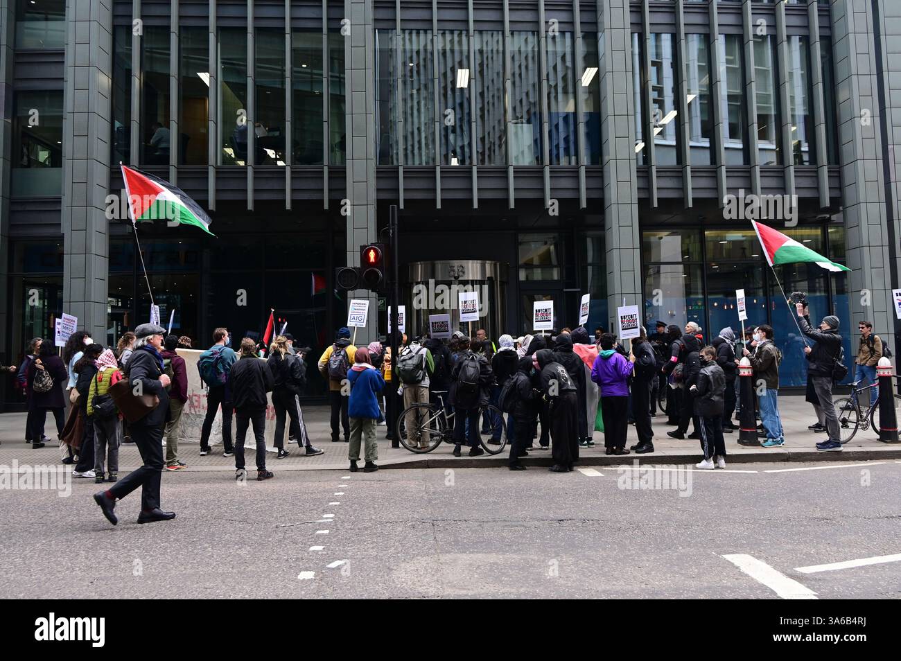 LONDRA, INGHILTERRA: 25 marzo 2025: I giovani di diverse etnie, nazionalità e razze si sono svegliati per protestare contro l'egemonia occidentale e sostenere i crimini di guerra di Israele. È in corso una nuova campagna contro le compagnie assicurative Allianz, AXA, Aviva, AIG, RSA, Zurigo RSA e Boeing, Lockheed Martin, Elbit Systems e BAE Systems per il loro coinvolgimento nel genocidio di Gaza. Boicottaggio Bloody Insurance sostiene che il coinvolgimento della compagnia assicurativa nella protesta contro le compagnie assicurative di Aldgate Square, Londra, Regno Unito, è complice del genocidio di Gaza. (Foto di 李世惠/vedere li/Picture Capit Foto Stock