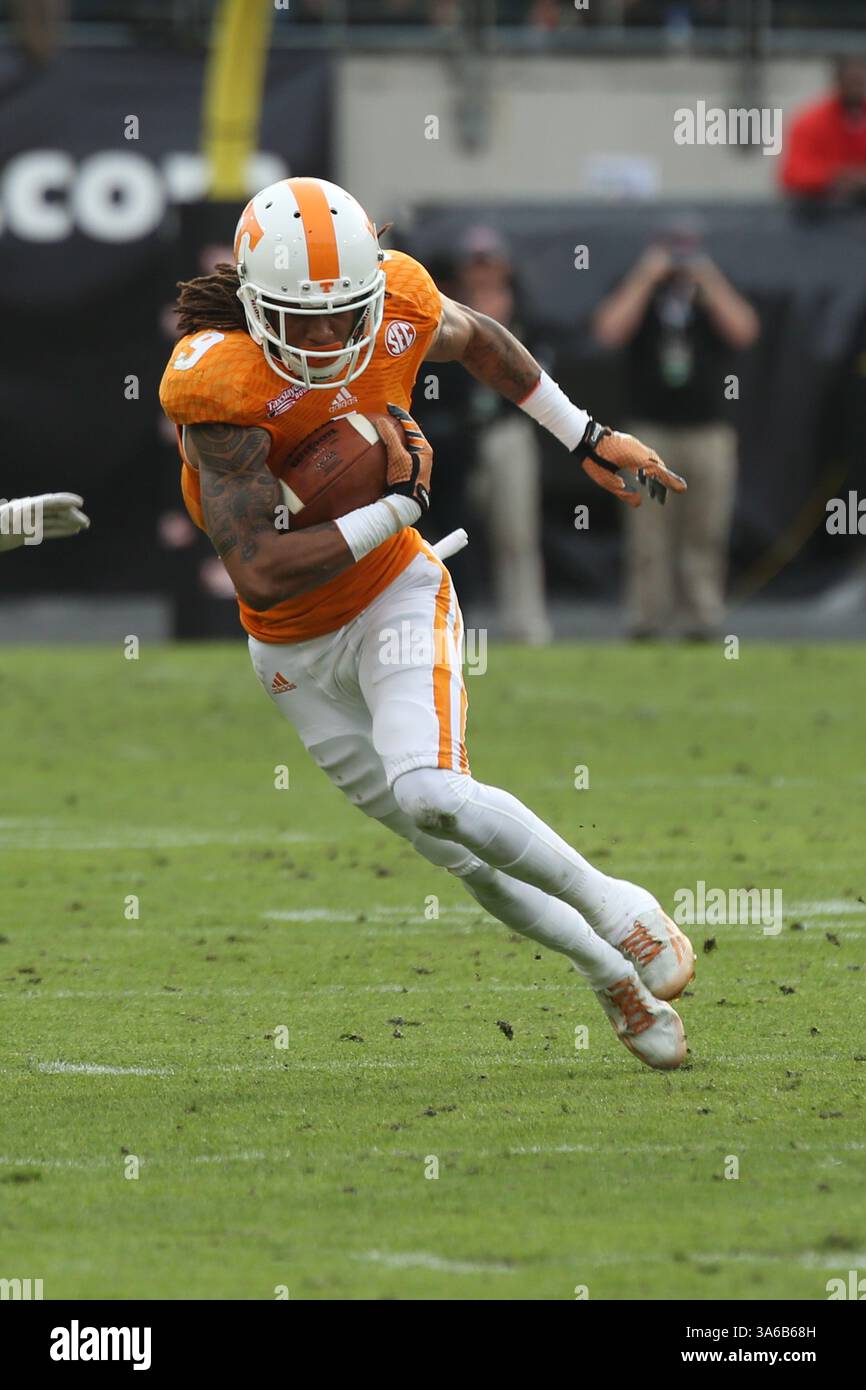 2 gennaio 2015 - Jacksonville, Florida, USA - il wide receiver del Tennessee VON PEARSON (9) in azione contro Iowa durante il Taxslayer.com Bowl all'EverBank Field di Jacksonville, Flag. Il Tennessee ha vinto 45-28. (Immagine di credito: © David Roseblum/ZUMA Wire) Foto Stock