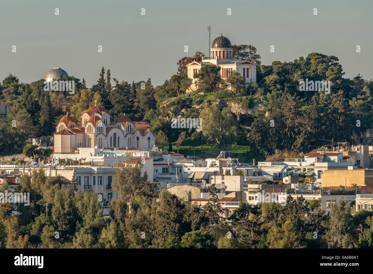 La chiesa di Agia Marina si trova proprio accanto all'Osservatorio Nazionale e sotto il colle Pnyx, Atene, Grecia Foto Stock