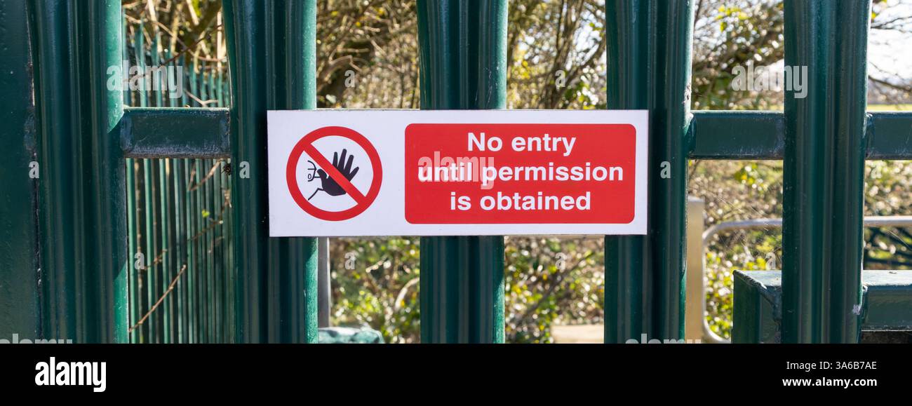 Cartello di divieto di ingresso - sul cancello verde di metallo, Regno Unito Foto Stock
