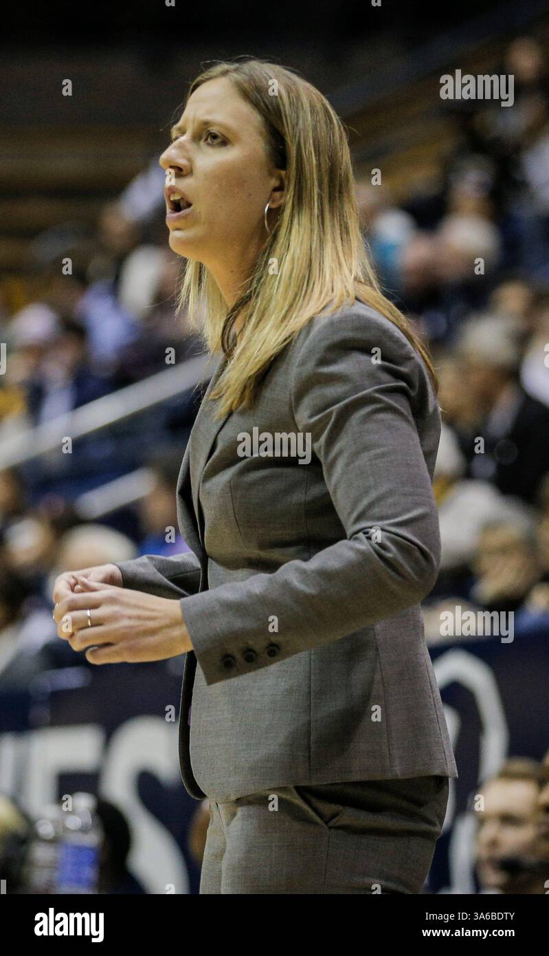 05 gennaio 2015 - Berkeley CA - California Head Coach Lindsay Gottlieb durante la partita di pallacanestro femminile NCAA tra Colorado Buffaloes e California Golden Bears all'Hass Pavilion Berkeley California. (Immagine di credito: © Thurman James/Cal Sport Media/ZUMAPRESS.com) Foto Stock