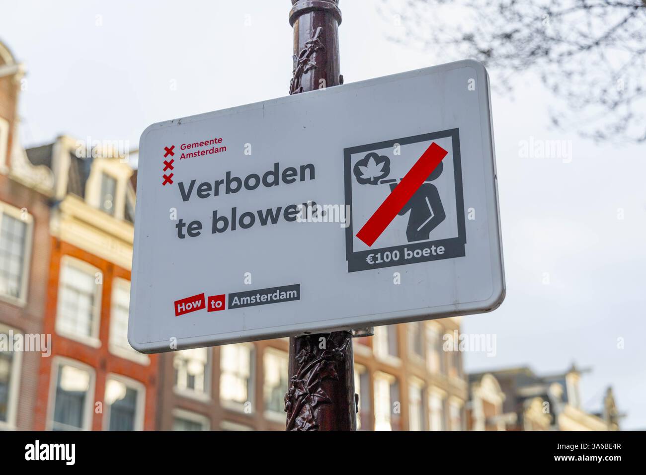 Amsterdam ha vietato fumare cannabis in pubblico e sta imponendo multe per sbarazzarsi dei turisti. verbod Foto Stock