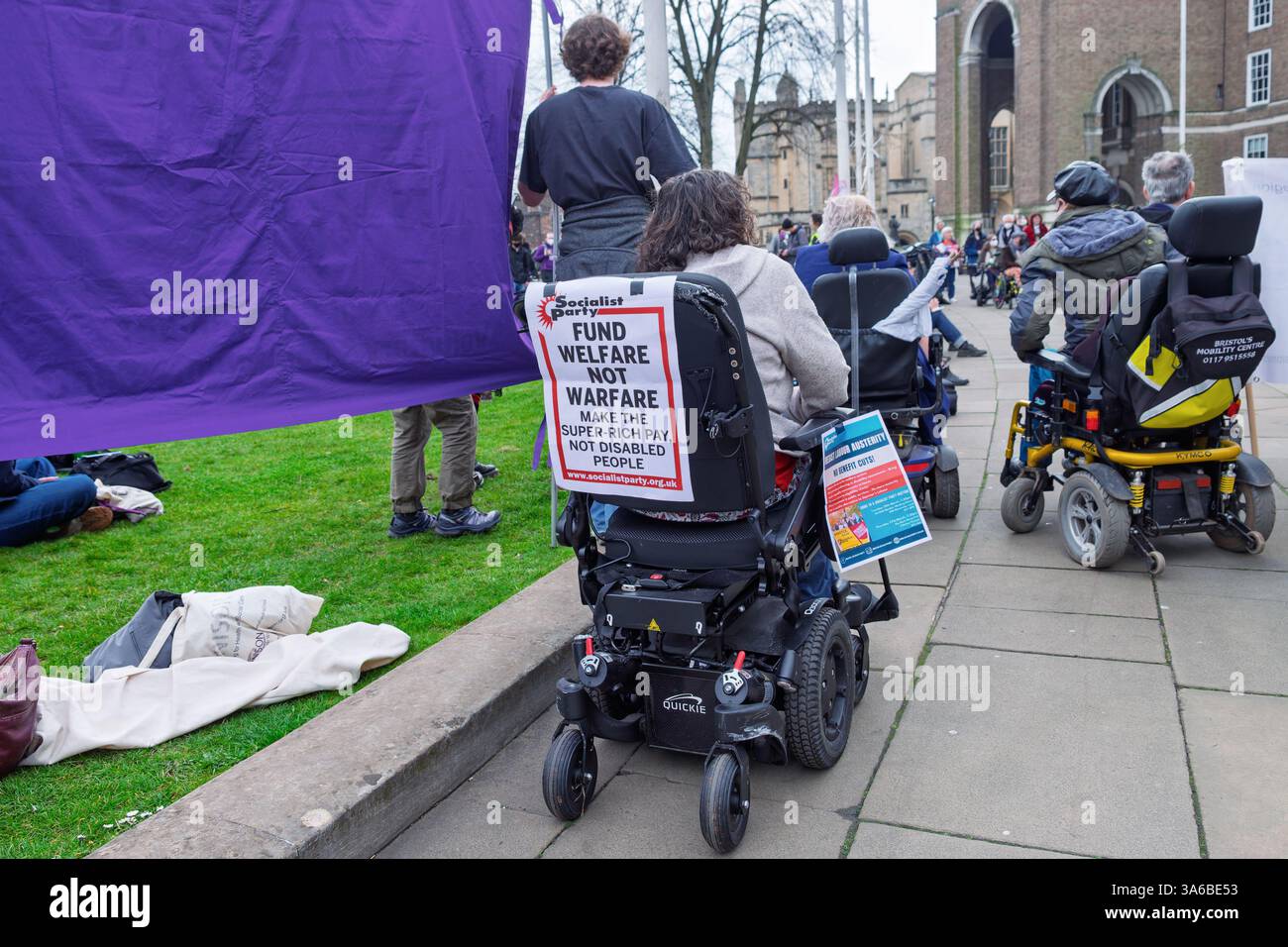 Crips Against Cuts protesta contro i tagli del governo ai benefici per la disabilità, le persone disabili prendono parte a una protesta al College Green di Bristol. 22 marzo Foto Stock