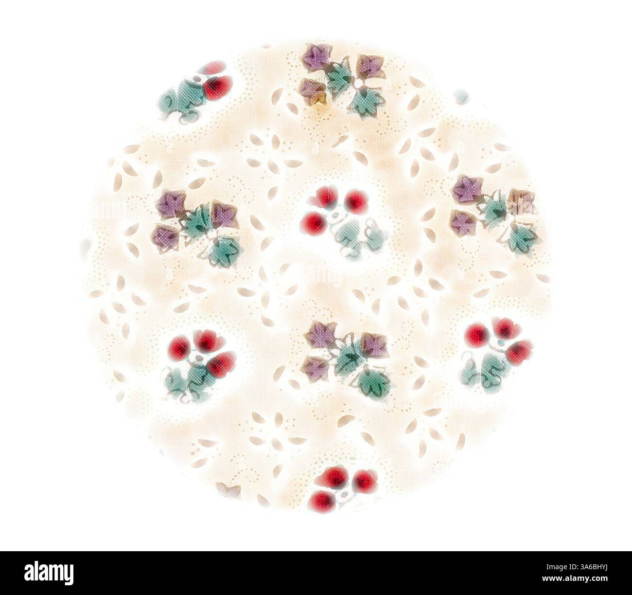 Un delicato motivo in pizzo adornato da vivaci elementi floreali, caratterizzato da grappoli di fiori rossi e viola intrecciati con foglie verdi, crea un design elegante e stravagante. Arte classica con un tocco moderno reinventata da Artotop, tessuti francesi trasformati, prima metà del diciannovesimo secolo Foto Stock