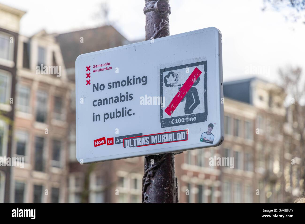 Amsterdam ha vietato fumare cannabis in pubblico e sta imponendo multe per sbarazzarsi dei turisti. "Vietato fumare" Foto Stock