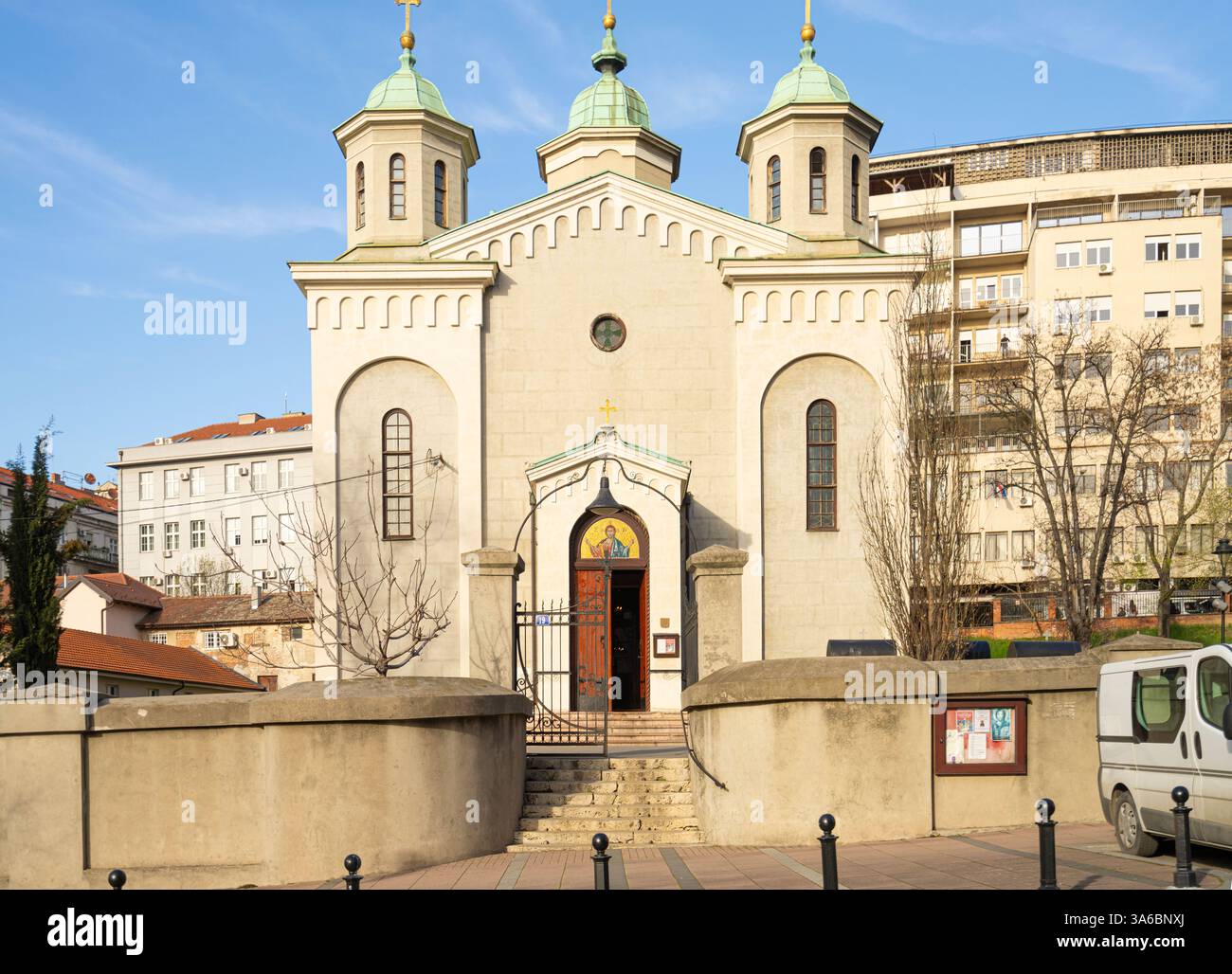 Belgrado, Serbia. 21 marzo 2025. Vista esterna della Chiesa ortodossa Ascensione nel centro della città Foto Stock