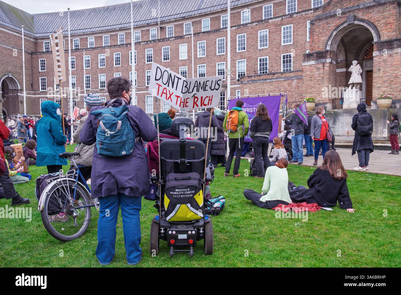 Crips Against Cuts protesta contro i tagli del governo ai benefici per la disabilità, le persone disabili prendono parte a una protesta al College Green di Bristol. 22 marzo Foto Stock