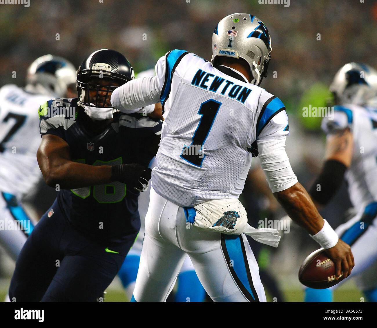 10 gennaio 2015 - Seattle, WA, USA - il quarterback dei Carolina Panthers Cam Newton (1) viene messo sotto pressione dai Seattle Seahawks Cliff Avril (56) durante il primo quarto nel Divisional playoff della NFC al CenturyLink Field di Seattle sabato 10 gennaio 2015. (Immagine di credito: © Jeff Siner/TNS/ZUMA Wire) Foto Stock
