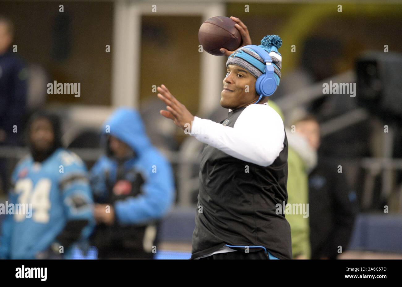 10 gennaio 2015 - Seattle, WA, USA - il quarterback dei Carolina Panthers Cam Newton si scalda prima di giocare ai Seattle Seahawks nel Divisional playoff della NFC al CenturyLink Field di Seattle sabato 10 gennaio 2015. (Immagine di credito: © David T. Foster/TNS/ZUMA Wire) Foto Stock