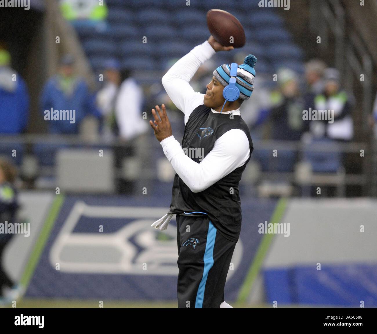 10 gennaio 2015 - Seattle, WA, USA - il quarterback dei Carolina Panthers Cam Newton si scalda prima di giocare ai Seattle Seahawks nel Divisional playoff della NFC al CenturyLink Field di Seattle sabato 10 gennaio 2015. (Immagine di credito: © David T. Foster/TNS/ZUMA Wire) Foto Stock