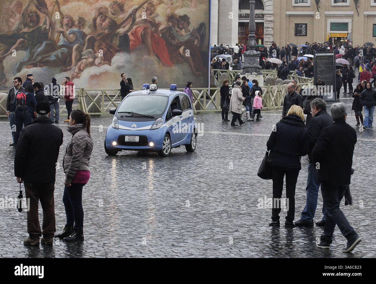11 gennaio 2015 - Stato della città del Vaticano (Santa sede) - controllo della polizia prima e durante la preghiera di Papa Francesco angelus dalla finestra del Palazzo Apostolico in Piazza San Pietro in Vaticano. (Immagine di credito: © Evandro Inetti/ZUMA Wire) Foto Stock