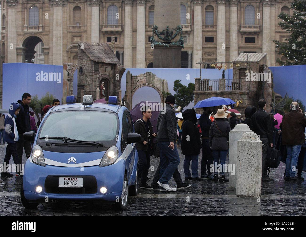 11 gennaio 2015 - Stato della città del Vaticano (Santa sede) - controllo della polizia prima e durante la preghiera di Papa Francesco angelus dalla finestra del Palazzo Apostolico in Piazza San Pietro in Vaticano. (Immagine di credito: © Evandro Inetti/ZUMA Wire) Foto Stock
