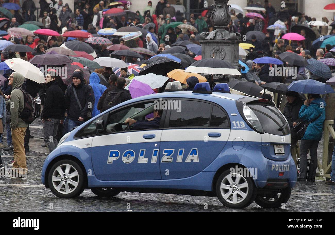 11 gennaio 2015 - Stato della città del Vaticano (Santa sede) - controllo della polizia prima e durante la preghiera di Papa Francesco angelus dalla finestra del Palazzo Apostolico in Piazza San Pietro in Vaticano. (Immagine di credito: © Evandro Inetti/ZUMA Wire) Foto Stock