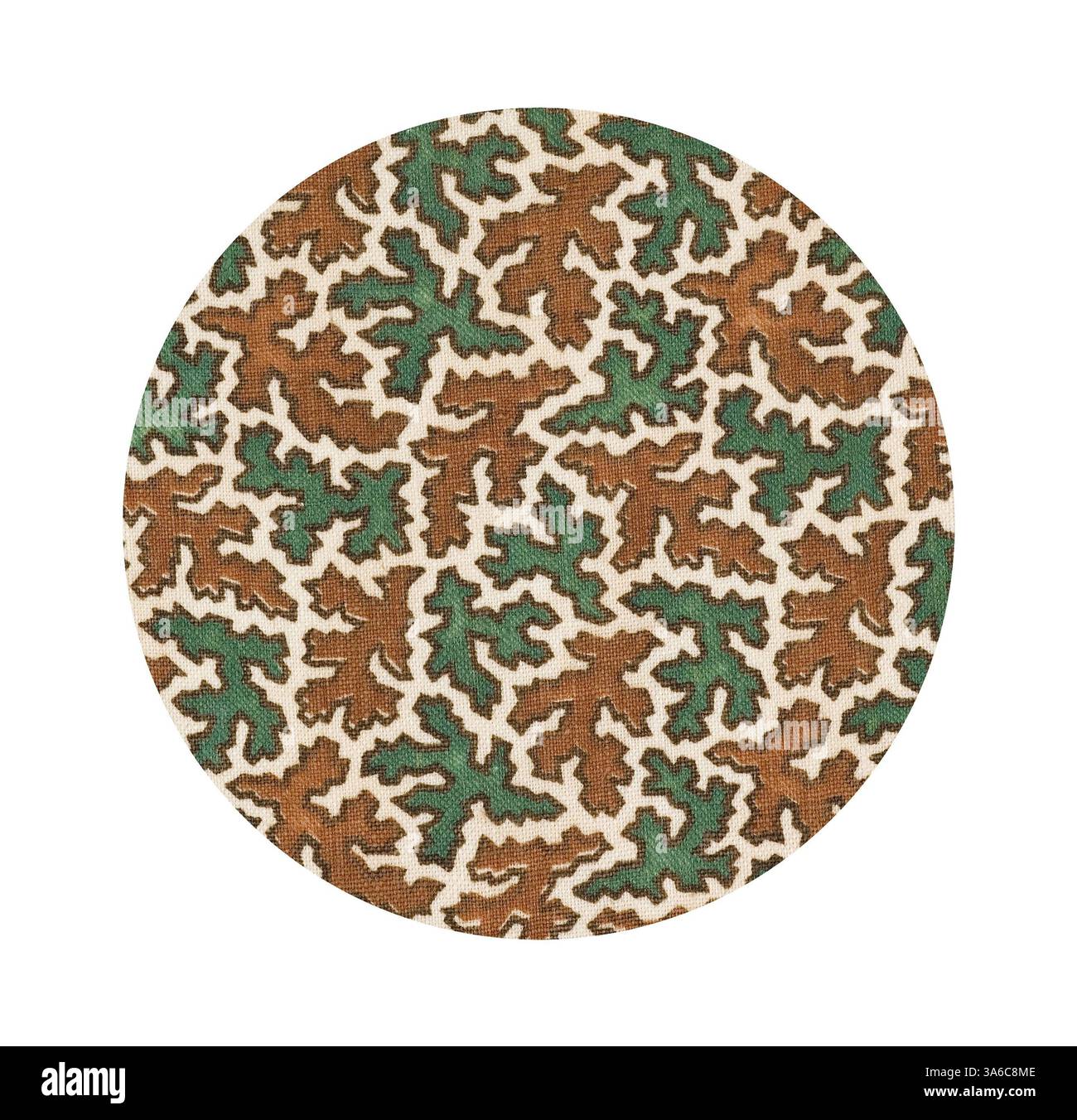 Un tessuto circolare caratterizzato da un intricato motivo di forme organiche in toni terrosi di marrone e verde, che ricorda le texture naturali presenti in natura. Arte classica con un tocco moderno reinventata da Artotop, tessuti francesi trasformati, prima metà del diciannovesimo secolo Foto Stock
