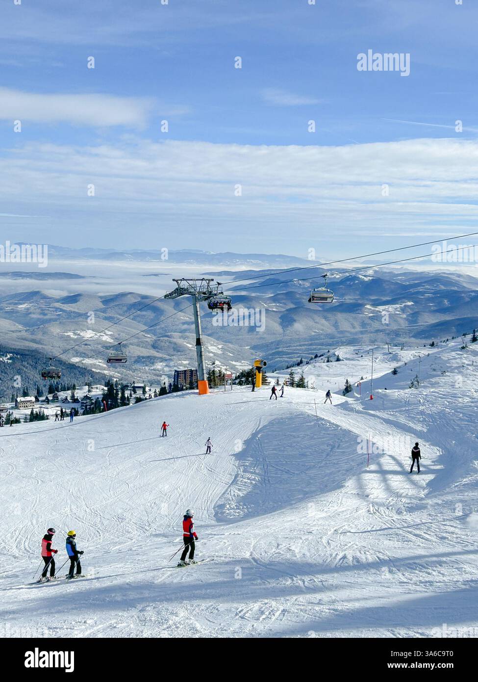 Le piste da sci innevate sul monte olimpico Jahorina offrono uno splendido paesaggio invernale, perfetto per sciare e godersi il paesaggio alpino. - Immagine stock catturata con smartphone