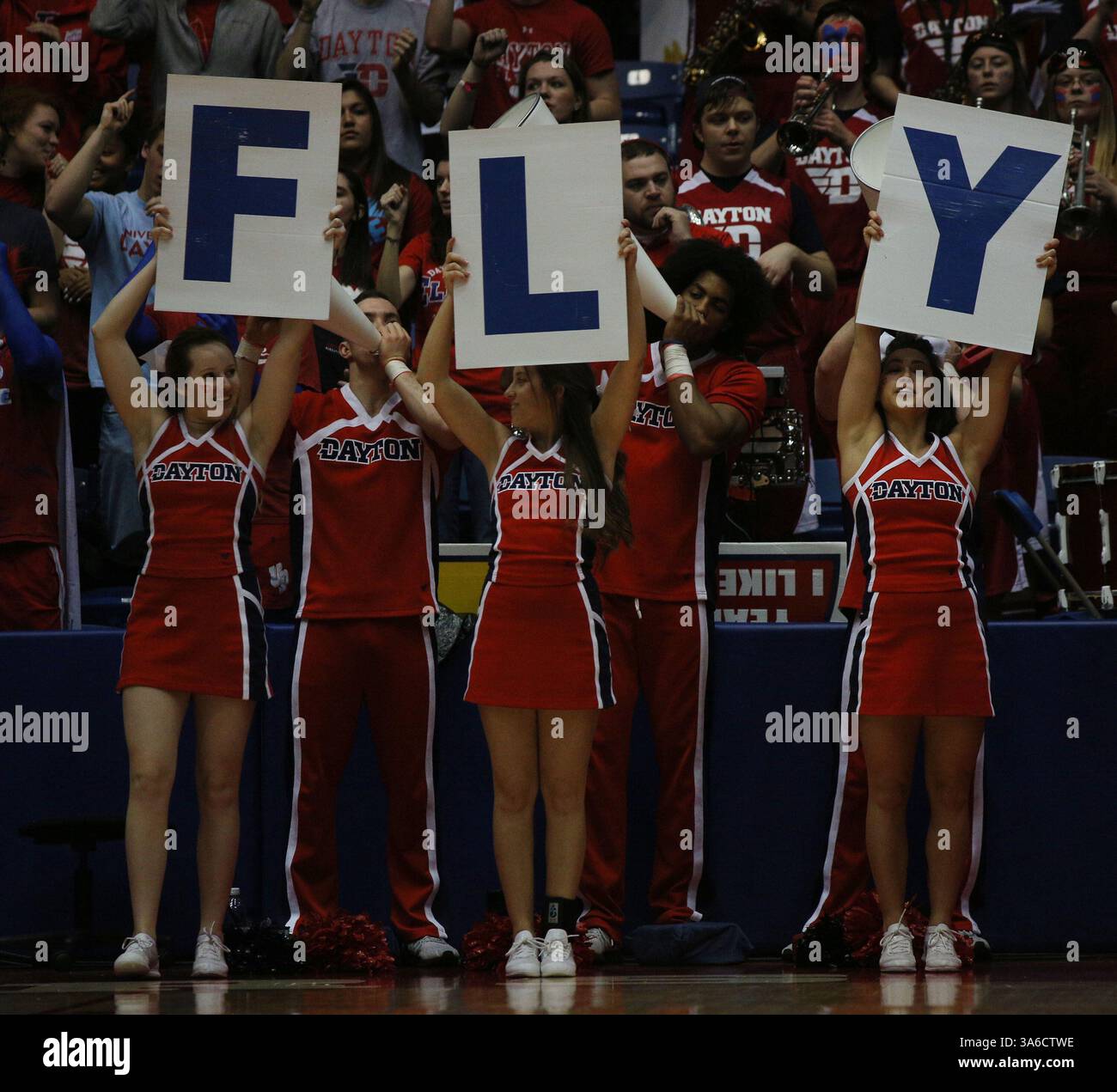 1 febbraio 2015 - Dayton, Ohio, U. S - i Dayton Flyers fanno il tifo per i Flyer's mentre picchiano i Fordham Rams 101-77 a Dayton, Ohio. (Immagine di credito: © Ernest Coleman/ZUMA Wire) Foto Stock