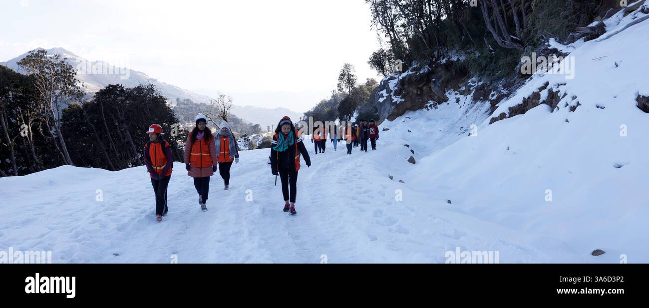 Gli studenti universitari del Tribhuvan tornano da gupha pokhari e terminano il loro tour educativo. Foto Stock