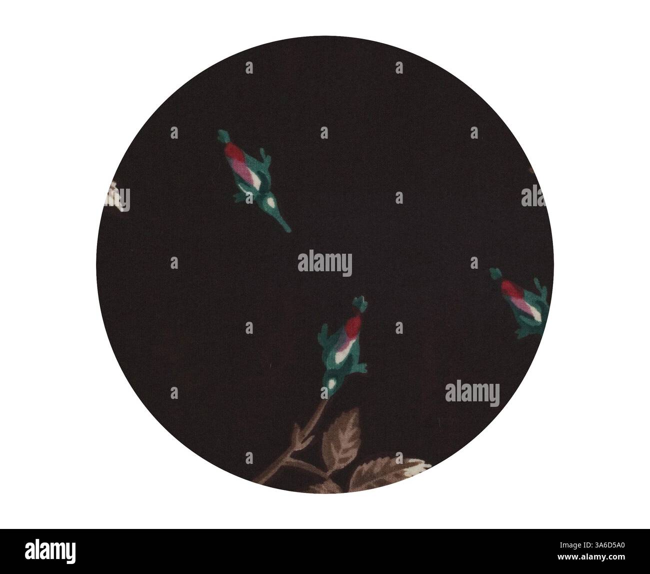 Lo sfondo scuro presenta delicati e vivaci uccelli verdi e rossi in mezzo a intricati motivi floreali, creando un contrasto sorprendente che attira l'attenzione. Arte classica con un tocco moderno reinventata da Artotop, tessuti francesi trasformati, prima metà del diciannovesimo secolo Foto Stock